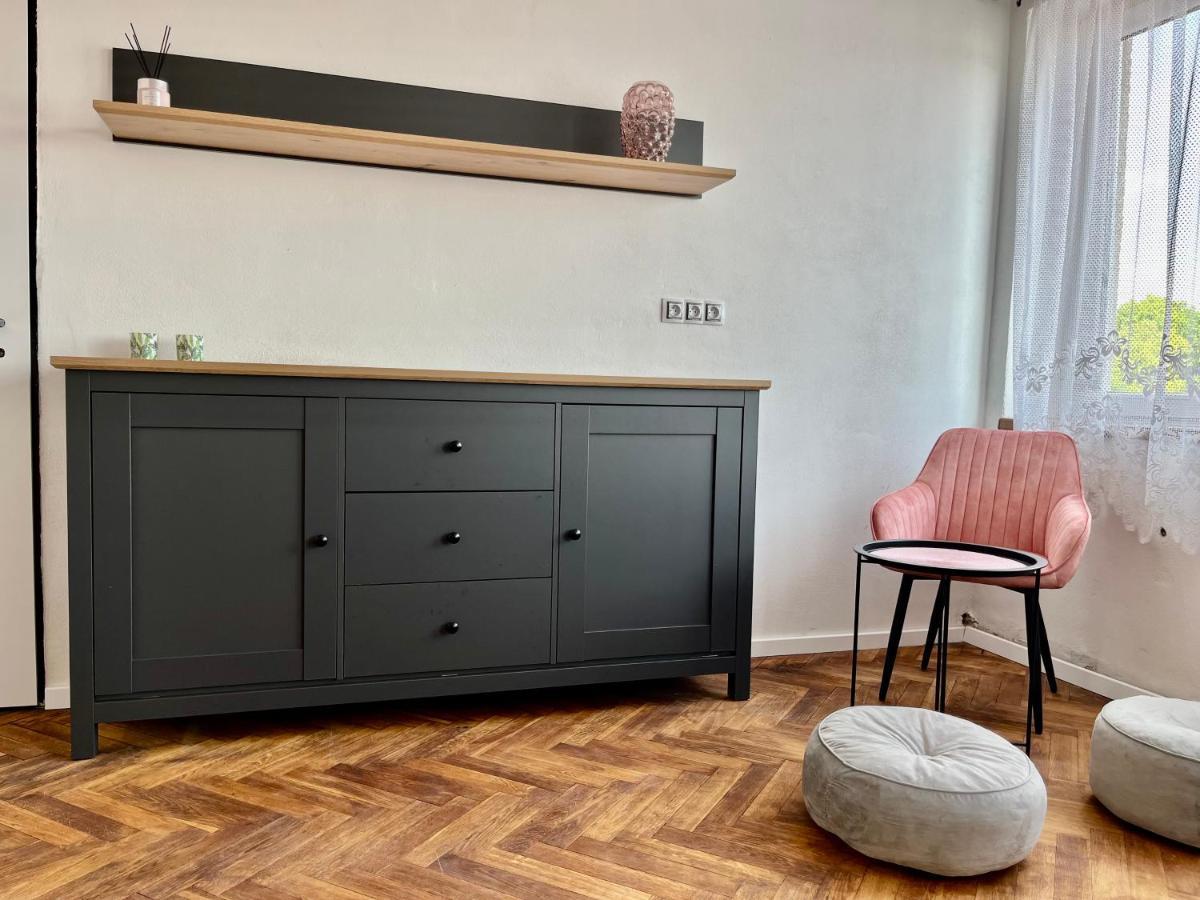 Monstera I Apartment Kolin Bagian luar foto