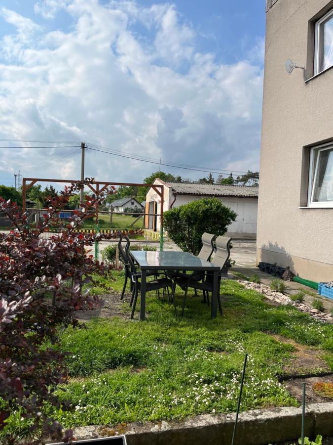 Monstera I Apartment Kolin Bagian luar foto