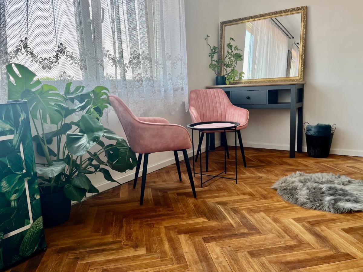 Monstera I Apartment Kolin Bagian luar foto